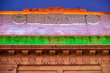 Hindistan 'ın Yeni Delhi şehrinde Hindistan Kapısı Savaşı anıtı, Hint ulusal bayrağı renkleriyle aydınlatıldı