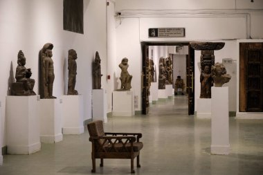 Yeni Delhi / Hindistan - 26 Eylül 2019: Yeni Delhi 'deki Hindistan Ulusal Müzesi' nde 5000 yıllık Hint medeniyeti, kültürü ve tarihinin eserlerini barındıran antik heykeller