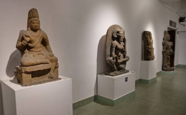Yeni Delhi / Hindistan - 26 Eylül 2019: Yeni Delhi 'deki Hindistan Ulusal Müzesi' nde 5000 yıllık Hint medeniyeti, kültürü ve tarihinin eserlerini barındıran antik heykeller