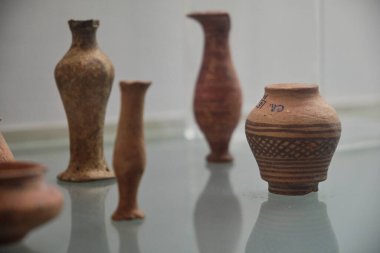 Yeni Delhi 'deki Hindistan Ulusal Müzesi' ndeki İndus Vadisi Medeniyetinin antik çömlekleri.