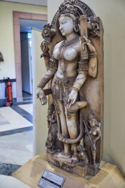 Yeni Delhi / Hindistan - 26 Eylül 2019: 12. yüzyıl Saraswati heykeli, Hindu bilgi ve öğrenim tanrıçası Yeni Delhi Ulusal Müzesi 'nde