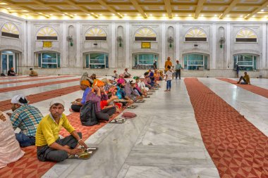 Yeni Delhi / Hindistan - 21 Eylül 2019: Gurdwara halk mutfağı Sri Bangla Sahib Gurudwara Sikh Tapınağı 'nın Langar salonu, Yeni Delhi, Hindistan' daki ziyaretçilere bedava yemek sunulan yer.