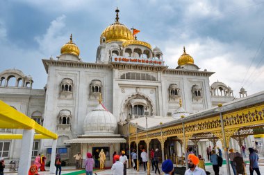 Yeni Delhi / Hindistan - 21 Eylül 2019: Sri Bangla Sahib Gurudwara, Yeni Delhi, Hindistan 'daki en önemli Sih tapınaklarından biri.