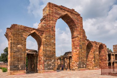 Kutub Minar kompleksinin kalıntıları, UNESCO Dünya Mirasları Bölgesi Delhi, Hindistan