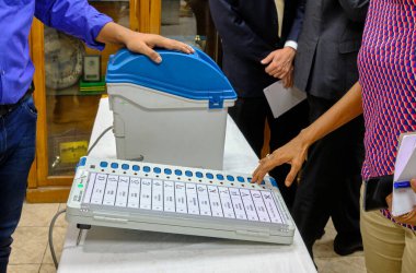 Yeni Delhi / Hindistan - 20 Eylül 2019: Doğrudan kaydedilen elektronik (DRE) oy makinesinin Hint genel seçimleri, Hindistan Seçim Komisyonu