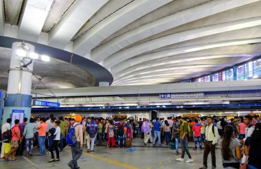 Yeni Delhi / Hindistan - 19 Eylül 2019: Delhi Metro sisteminin Rajiv Chowk metro istasyonu, Yeni Delhi, Hindistan 'daki Central Park of Connaught Place' in altında yer almaktadır.