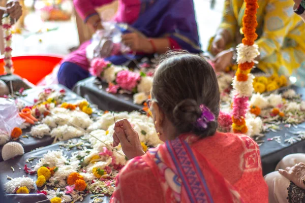 Делі Індія Жовтня 2019 Індуїстські Жінки Ткацькі Сади Декоративний Вінок — стокове фото