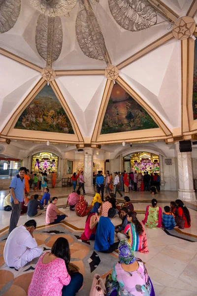 Delhi India Жовтня 2019 Люди Моляться Іскон Делі Індуїстському Храмі — стокове фото