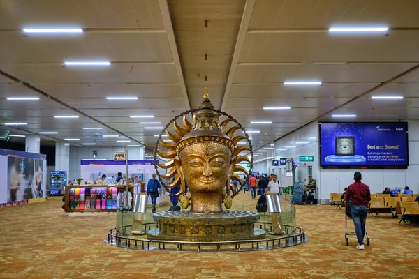 Yeni Delhi / Hindistan - 12 Ekim 2019: Indira Gandhi Uluslararası Havaalanı Terminali 'nde Buda Heykeli başkanı