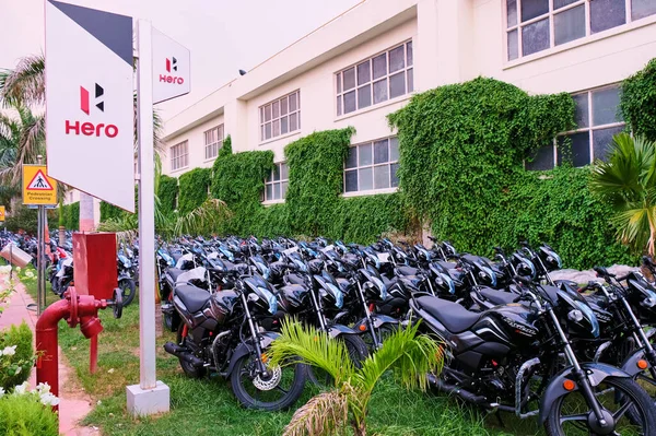 Gurgaon, Haryana / Hindistan - 24 Eylül 2019: Hero Motocorp Ltd. Hint motosiklet ve scooter imalat fabrikası Gurgaon, Hindistan 'da tutku XPro motosikletleri