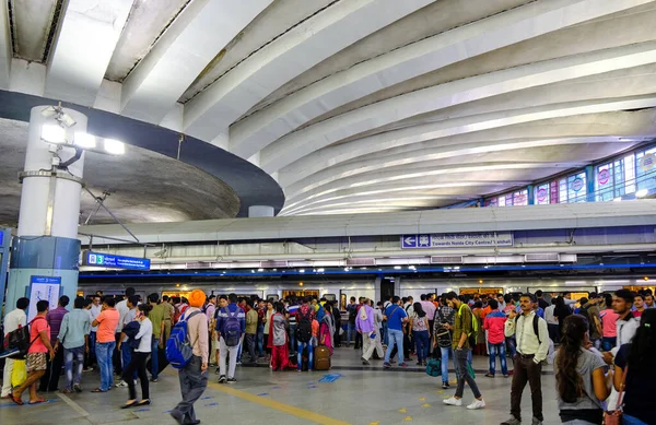 Yeni Delhi / Hindistan - 19 Eylül 2019: Delhi Metro sisteminin Rajiv Chowk metro istasyonu, Yeni Delhi, Hindistan 'daki Central Park of Connaught Place' in altında yer almaktadır.