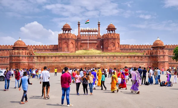 Yeni Delhi / Hindistan - 19 Eylül 2019: Delhi, Hindistan 'da Kızıl Kale' yi ziyaret eden turistler