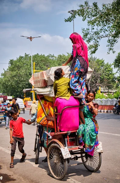 New Delhi India Вересня 2019 Родина Кількох Людей Піднімаються Велосипедну — стокове фото