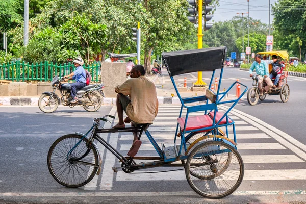 New Delhi India Września 2019 Kierowca Siedzi Rikszi Rowerowej Ulicach — Zdjęcie stockowe