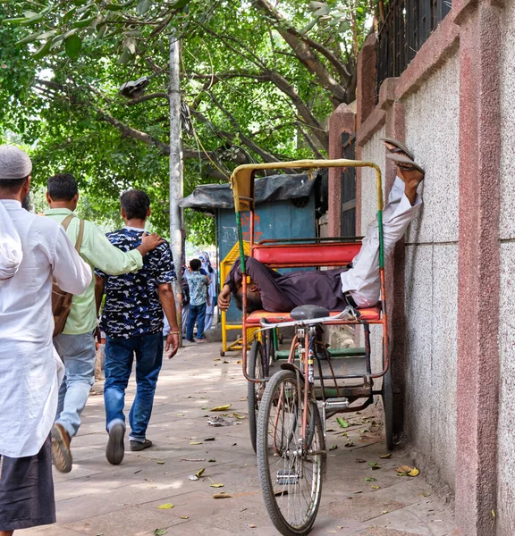 Nueva Delhi India Septiembre 2019 Conductor Durmiendo Rickshaw Bicicleta Las — Foto de Stock