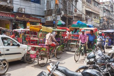Yeni Delhi / Hindistan - 19 Eylül 2019: Chandni Chowk 'ta ulaşım sıkışıklığı, eski Delhi' de çarşı ve renkli dar sokakları olan işlek bir alışveriş alanı
