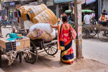 Yeni Delhi / Hindistan - 19 Eylül 2019: Hintli kadın Chandni Chowk 'da renkli sari giyiyor, eski Delhi, Hindistan' da geleneksel işlek bir alışveriş bölgesi.