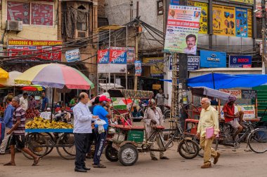Yeni Delhi / Hindistan - 19 Eylül 2019: Chandni Chowk, Çarşılar ve renkli dar sokaklar ile eski Delhi 'de alışveriş alanı
