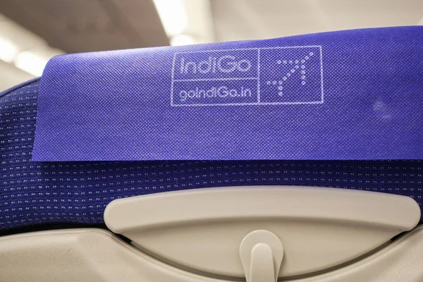 Yeni Delhi / Hindistan - 12 Ekim 2019: Uçak koltuğu başlığında Indigo logosu. Indigo, Hindistan 'ın Gurgaon, Haryana, Hindistan merkezli en büyük havayolu şirketidir.