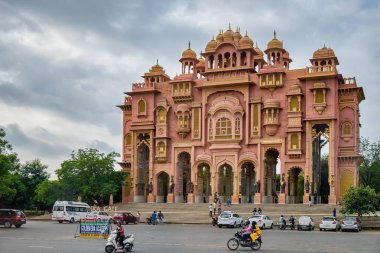 Jaipur, Rajasthan / Hindistan - 29 Eylül 2019: Jaipur, Rajasthan, Hindistan 'daki en ünlü turistik yerlerden biri olan Renkli Patrika Kapısı
