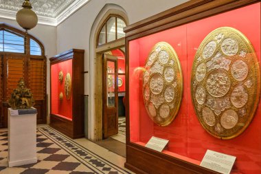 Jaipur, Rajasthan / Hindistan - 29 Eylül 2019: Hindu Mahabharata ve Ramayana destanlarından sahneler içeren Bronz Kalkanlar Jaipur, Rajasthan, Hindistan 'da Albert Hall Müzesi' nde sergilendi.