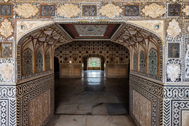 Jaipur, Rajasthan / Hindistan - 28 Eylül 2019: Jaipur, Rajasthan, Hindistan 'daki Amer Kalesi' nde güzel dekore edilmiş Ayna Sarayı (Sheesh Mahal)