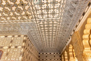 Jaipur, Rajasthan / Hindistan - 28 Eylül 2019: Jaipur, Rajasthan, Hindistan 'daki Amer Kalesi' nde güzel dekore edilmiş Ayna Sarayı (Sheesh Mahal)