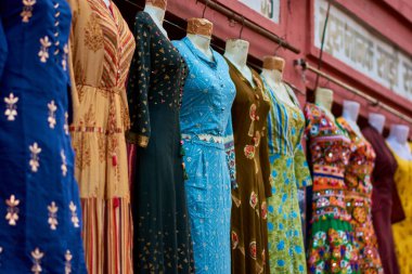 Hintli kadın Jaipur, Rajasthan 'daki Bapu Bazar' da giyiniyor, Hindistan 'ın en ünlü pazarlarından biri Sari, elbise ve diğer Hint tekstil ürünleri satın alıyor.