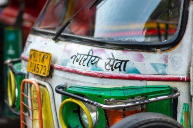 Jaipur, Rajasthan / Hindistan - 28 Eylül 2019: Jaipur, Rajasthan, Hindistan 'da Tuk Tuk oto çekçek' i renklendirdi.