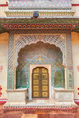 Jaipur, Rajasthan, Hindistan 'daki Jaipur Şehir Sarayı' nın Pritam Niwa Chowk 'unda güzel dekore edilmiş gül kapısı.