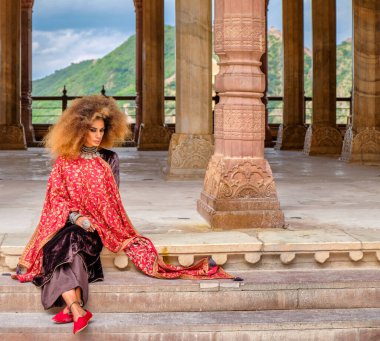 Jaipur, Rajasthan / Hindistan - 28 Eylül 2019: Hindistan 'ın Jaipur kentindeki Amer Kalesi' ndeki kraliyet sarayında geleneksel Hint giysileri içinde güzel bir kız