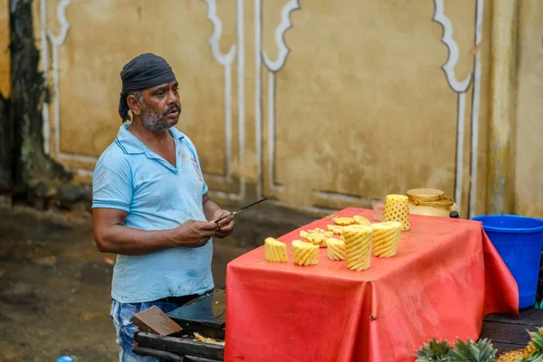 ジャイプール ラジャスタン州 インド 2019年9月29日 インド人男性がインドのジャイプールの屋台で新鮮に刻まれたパイナップルを販売 — ストック写真