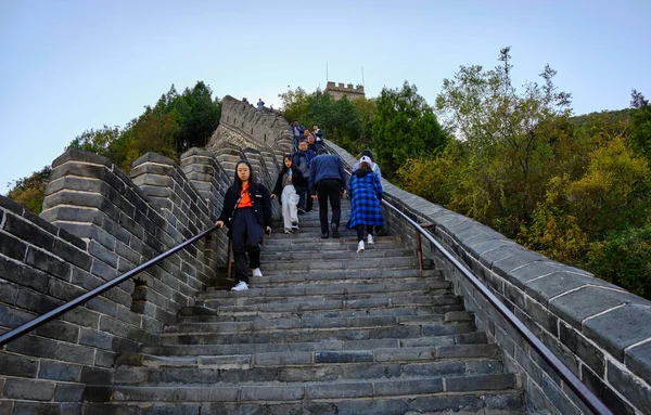 2018年10月11日 北京から北に約50キロメートルの長平区の中国万里の長城を登る観光客 — ストック写真