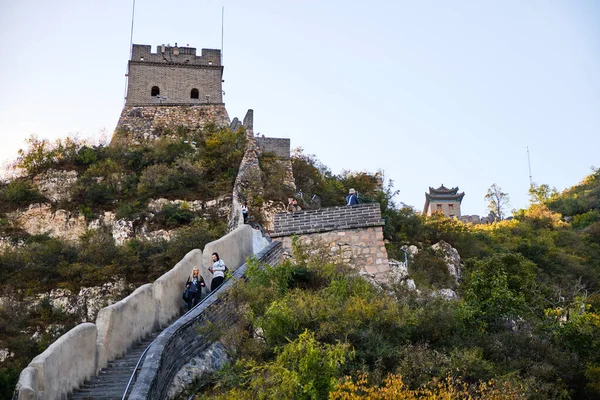 2018年10月11日 北京から北に約50キロメートルの長平区の中国万里の長城を登る観光客 — ストック写真
