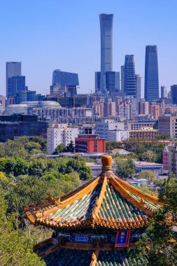 Pekin şehir merkezindeki merkez iş bölgesinin gökdelenleri, Jingshan Park 'ın manzarası, Prospect Hill, merkezi Pekin, Çin