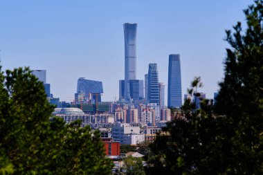 Pekin şehir merkezindeki merkez iş bölgesinin gökdelenleri, Jingshan Park 'ın manzarası, Prospect Hill, merkezi Pekin, Çin