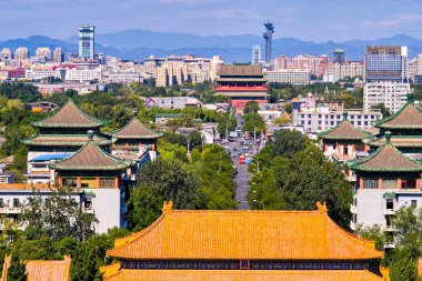 Pekin / Çin - 8 Ekim 2018: Jingshan Park 'tan (Prospect Hill) Olympic Green Hill' e kadar Orta ve Kuzey Pekin 'in havadan görünüşü
