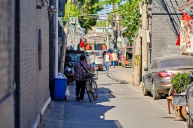 Pekin / Çin - 8 Ekim 2018: Çin 'in orta kesimindeki küçük Gongjian Hutong arka sokağı