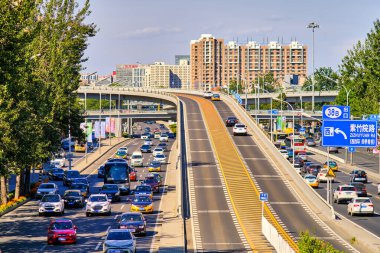Pekin / Çin - 8 Ekim 2018: Pekin, Çin 'deki Batı 3. çevre yolunda trafik