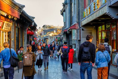 Pekin / Çin - 9 Ekim 2018: Pekin, Çin 'de birçok geleneksel mağazası ve restoranı olan eski Gulou hutong sokağı