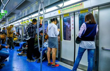 Pekin / Çin - 10 Ekim 2018: Pekin metro hattı numarası 5 olan