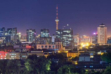 Pekin / Çin - 10 Ekim 2018: Batı Pekin 'in merkezi televizyon kulesinin hakim olduğu gece manzarası, Jingshan Park Tepesi manzarası