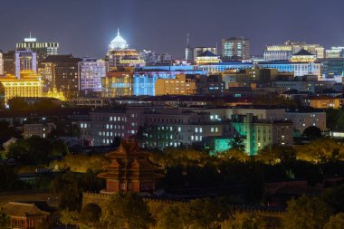Pekin / Çin - 10 Ekim 2018: Pekin Skyline 'ın gece görüşü, merkezi Pekin' deki Jingshan parkından (Kömür Tepesi) manzara