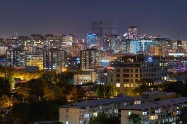Pekin / Çin - 10 Ekim 2018: Pekin Skyline 'ın gece görüşü, merkezi Pekin' deki Jingshan parkından (Kömür Tepesi) manzara