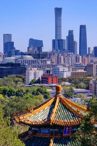 Pekin şehir merkezindeki merkez iş bölgesinin gökdelenleri, Jingshan Park 'ın manzarası, Prospect Hill, merkezi Pekin, Çin