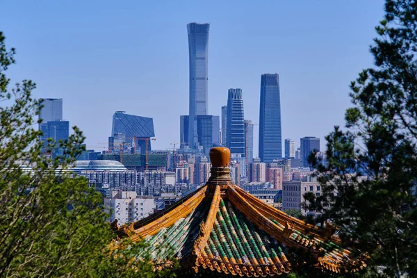 Pekin şehir merkezindeki merkez iş bölgesinin gökdelenleri, Jingshan Park 'ın manzarası, Prospect Hill, merkezi Pekin, Çin