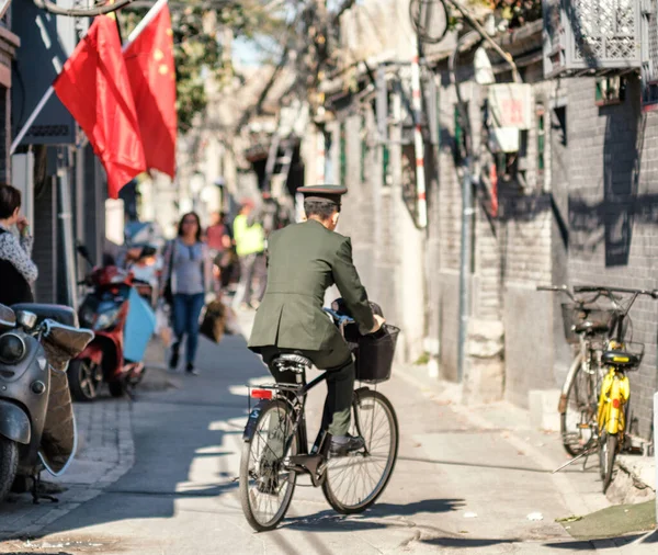 Beijing China October 8Th 2018 Chinese Soldier Riding Bicycle Narrow — Stock Photo, Image
