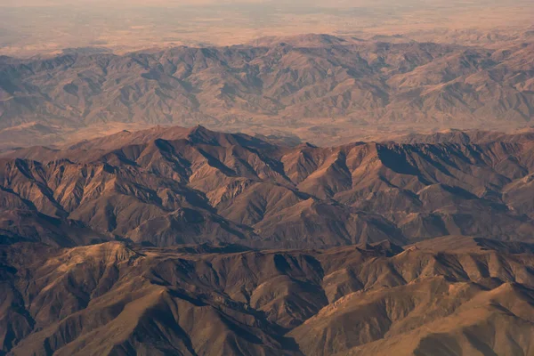 Afganistan 'ın engebeli dağlık manzaralı hava uçağı manzarası