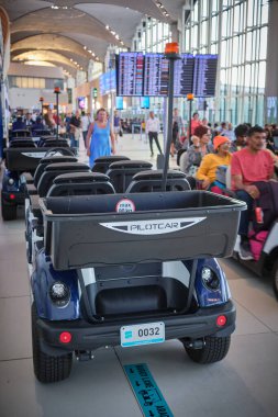 İstanbul / Türkiye - 14 Eylül 2019: İstanbul havaalanı IGA Buggy servis elektrikli aracı (Mini Golf Aracı), yolculara sunulan IGA PASS özel hizmet üyelik programı kapsamında