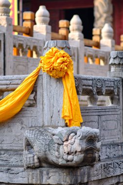 Konfüçyüs Tapınağı, Konfüçyüs 'ün doğduğu yer olan Qufu' daki UNESCO Dünya Mirası Alanı. Sarı ipek eşarplar mermer sütunları, Çin kültürünü ve mimari ayrıntıları süslüyor.